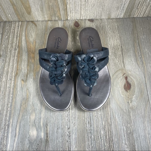 Clarks Flip Flop Leather Sandals Pewter & Black Straps With Flower Size 6. - Picture 4 of 10